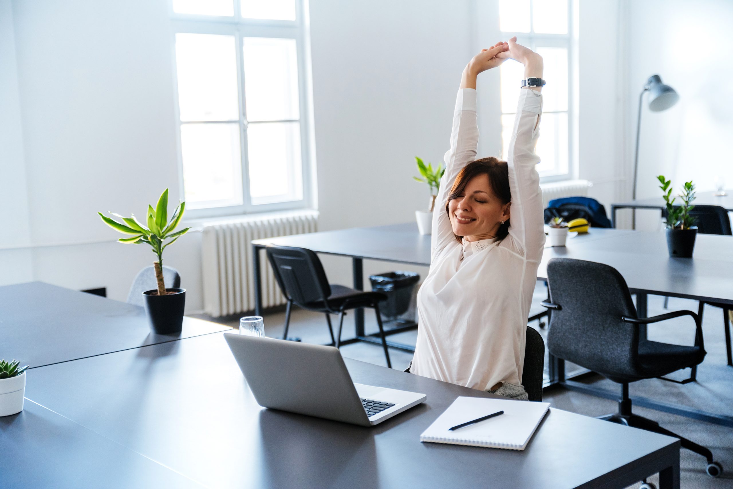 Smiling woman, living day, spare time in the office.