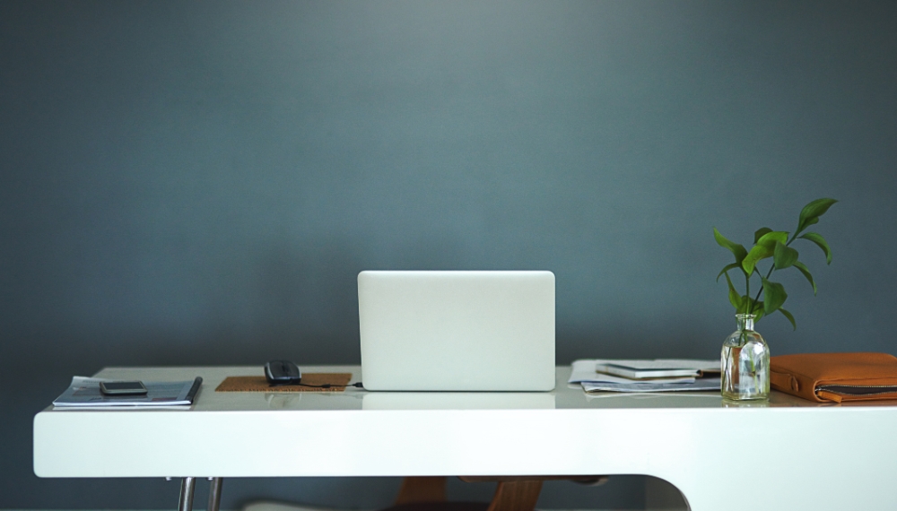 Un ordinateur posé sur un bureau
