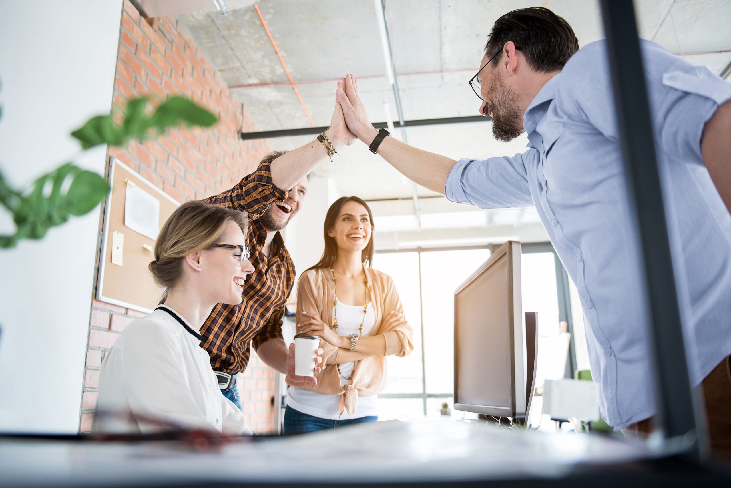 Une équipe heureuse qui se tape dans la main au travail