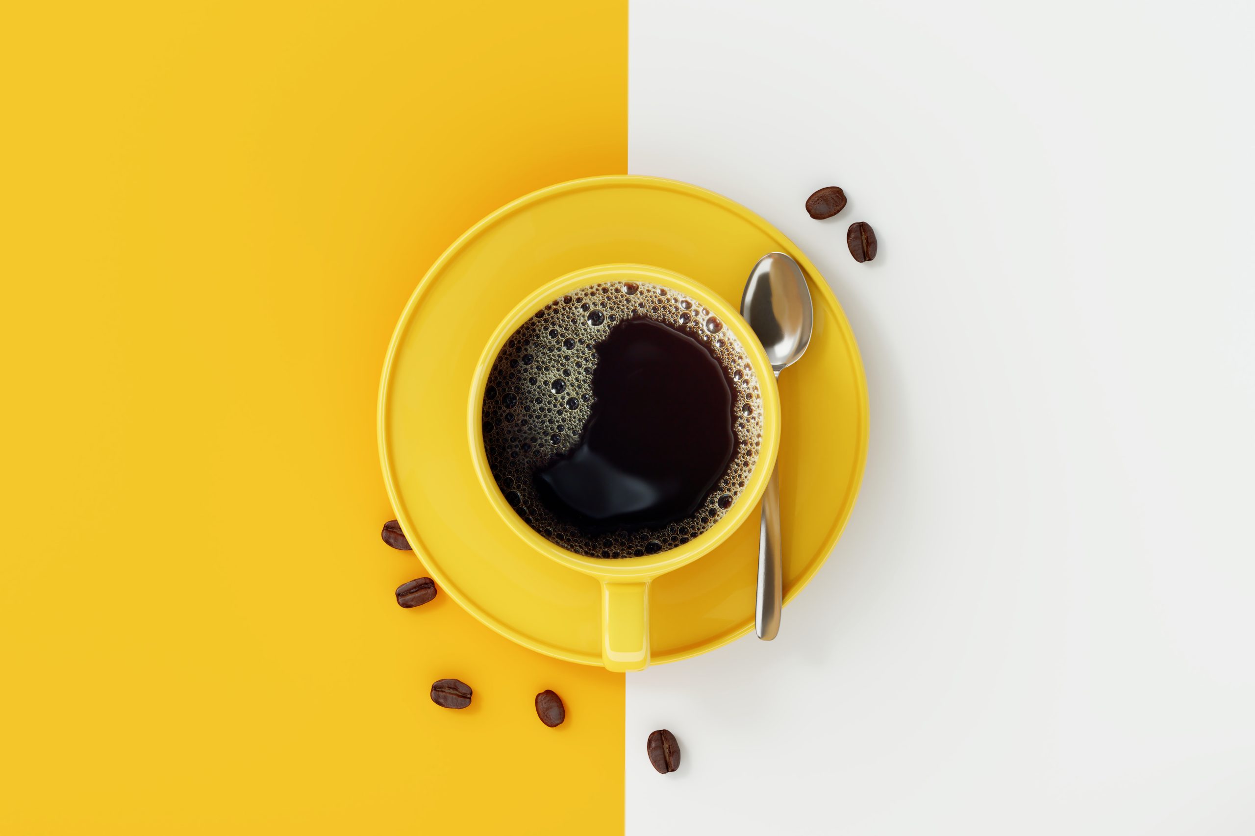 Tasse de café en jaune sur un fond moitié jaune moitié blanc