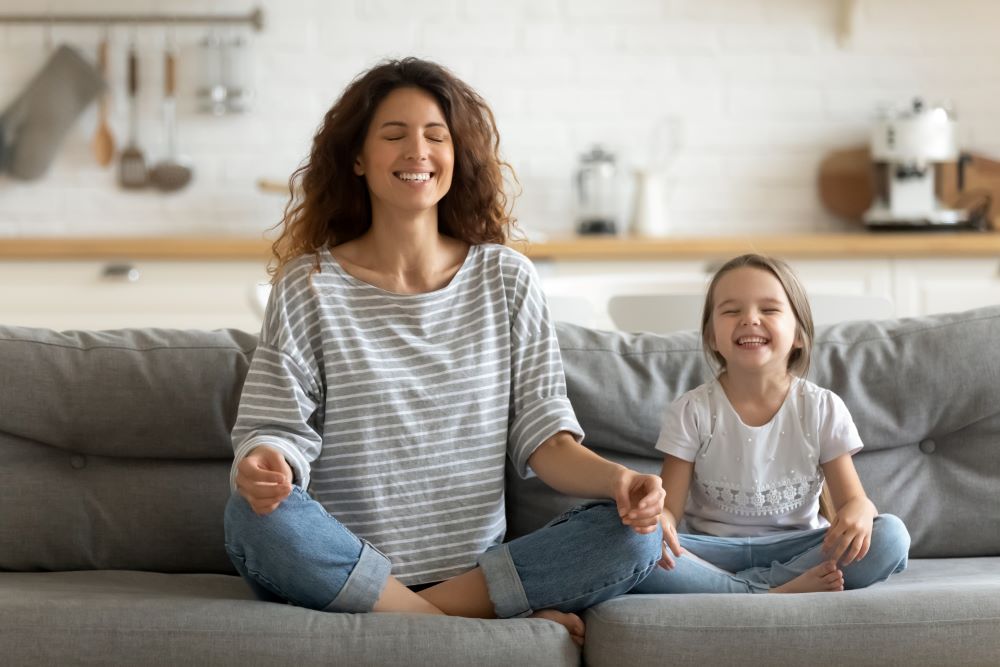Maman et fille assises - relaxation - Prévia