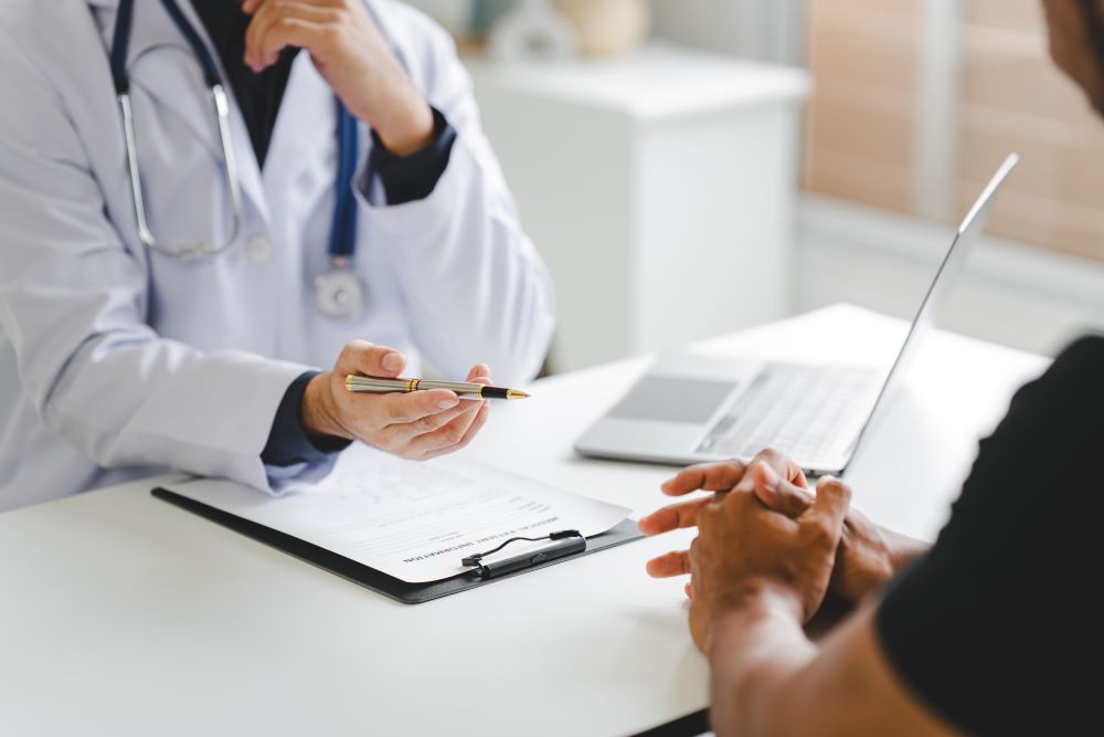 Entretien entre un homme et son médecin, zoom sur leurs gestes