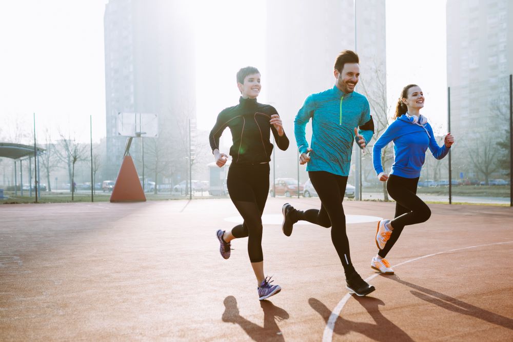 Trois personnes faisant un footing