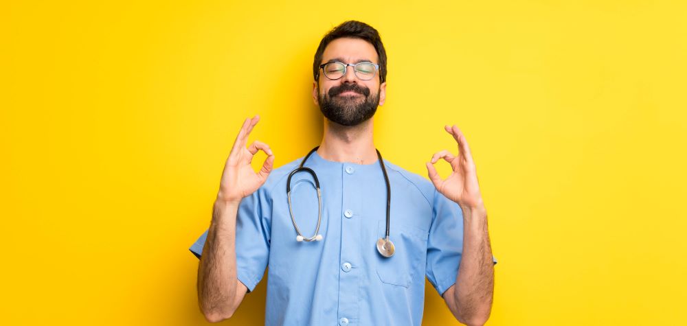 Médecin qui est zen sur un fond jaune