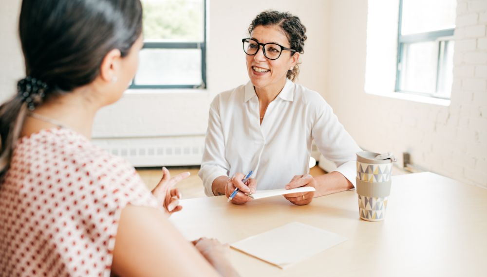 Un entretien entre deux femmes