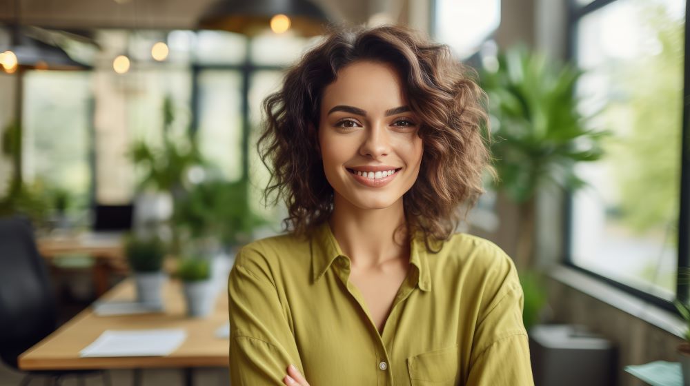 Une femme heureuse qui croise ses bras
