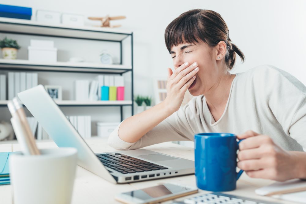 Femme qui baille en télétravail