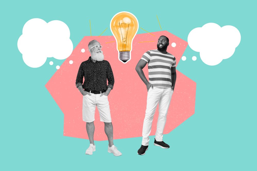 Deux hommes ayant le sourire et les mains dans leurs poches