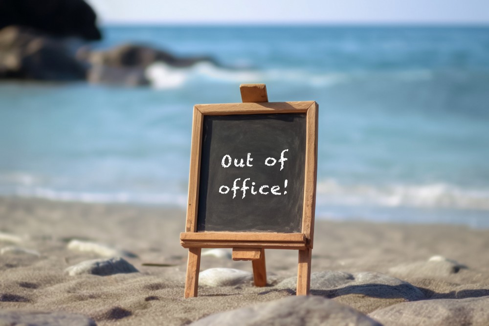 Chevalet placé sur la plage montrant un texte : pas au bureau